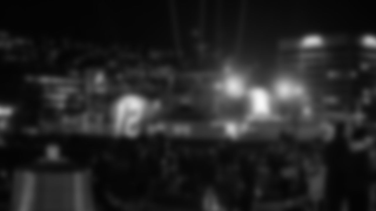 12s turned out for the Blue Friday Fan Rally, Friday, January 23 ahead of the NFC Championship game. The Seahawks ChampionSHIP cruised across Lake Washington and Lake Union, ending at Lake Union Park for the Fan Rally, featuring Seahawks Dancers, Legends, Blue Thunder and more.