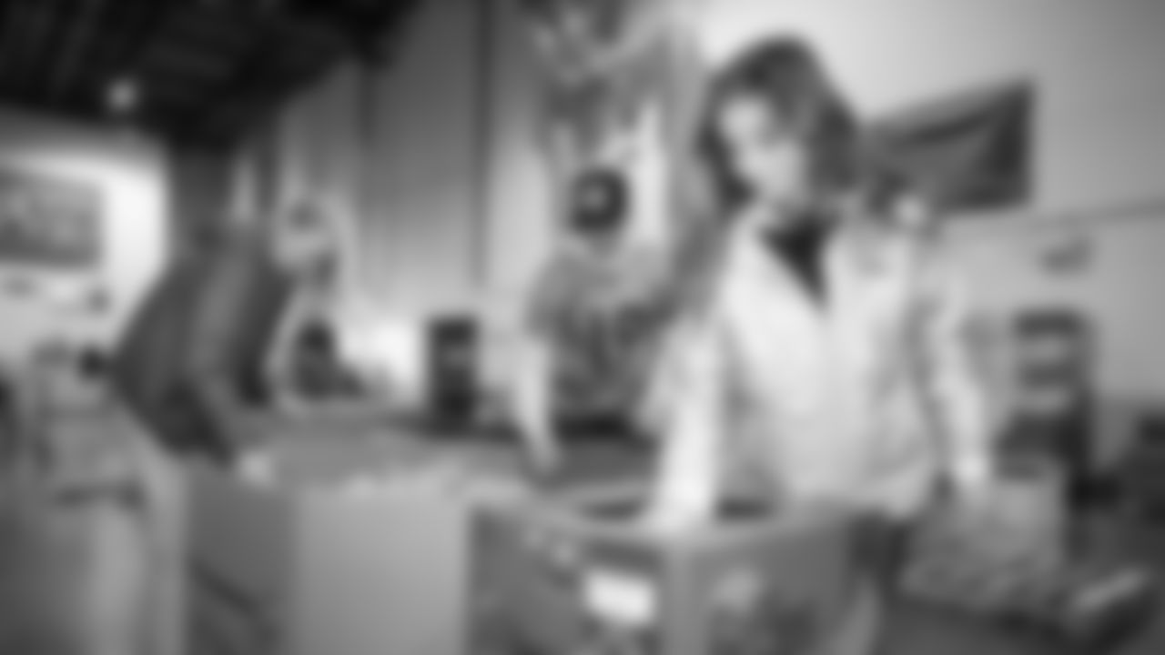 Seahawks Legend Bryan Walters, Dancers, Blitz and volunteers helped sort 4,800 pounds of action green apples at the Food Lifeline distribution center on January 22, 2026.