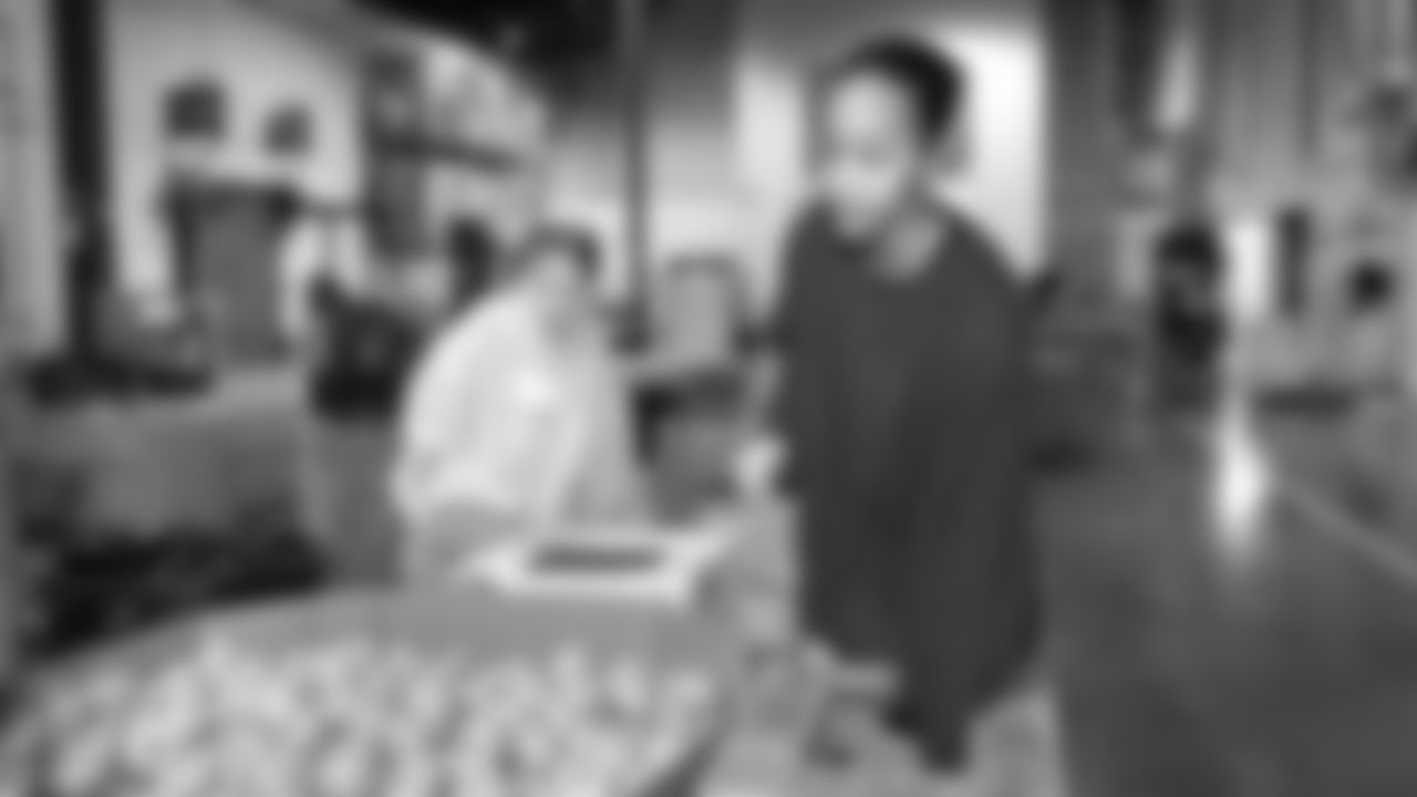 Seahawks Legend Bryan Walters, Dancers, Blitz and volunteers helped sort 4,800 pounds of action green apples at the Food Lifeline distribution center on January 22, 2026.