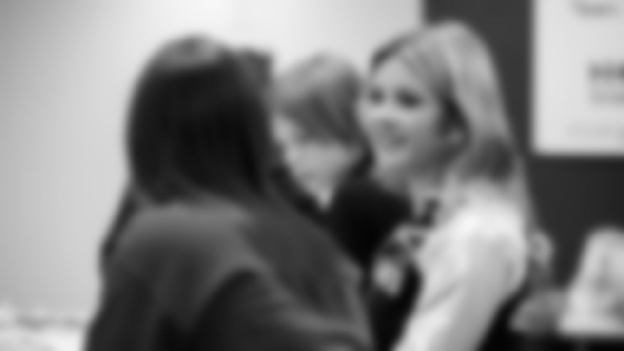 Seahawks Legend Garry Gilliam and Seahawks Dancers surprised teens at the Lake Hills Boys & Girls Club for a fun afternoon of Seahawks activities and crafting. One lucky winner also went home with two tickets to the Divisional Playoff game!