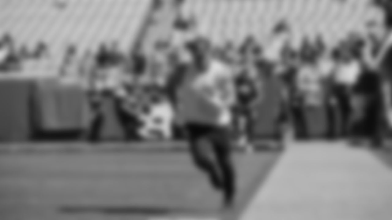 Seahawks wide receiver Cooper Kupp (10) warms up at EverBank Stadium on October 12, 2025.