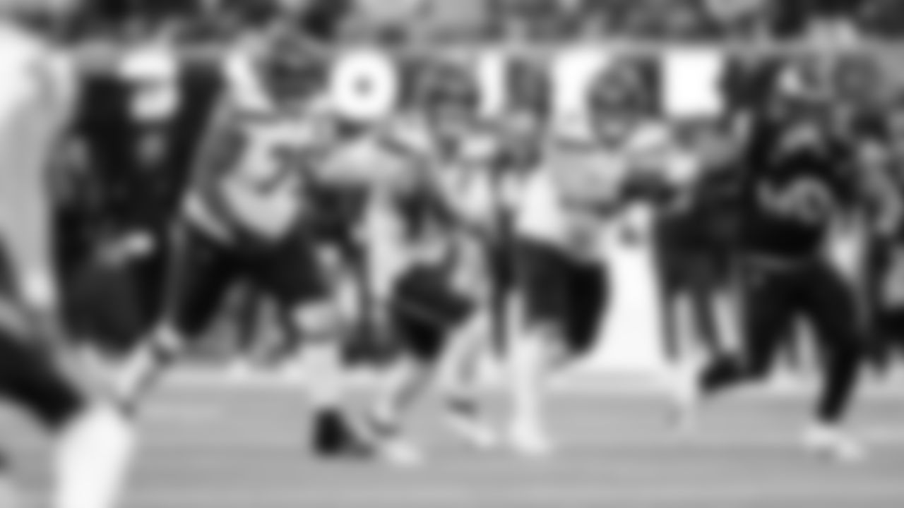 Seahawks quarterback Sam Darnold scrambles for a long gain in the second half.