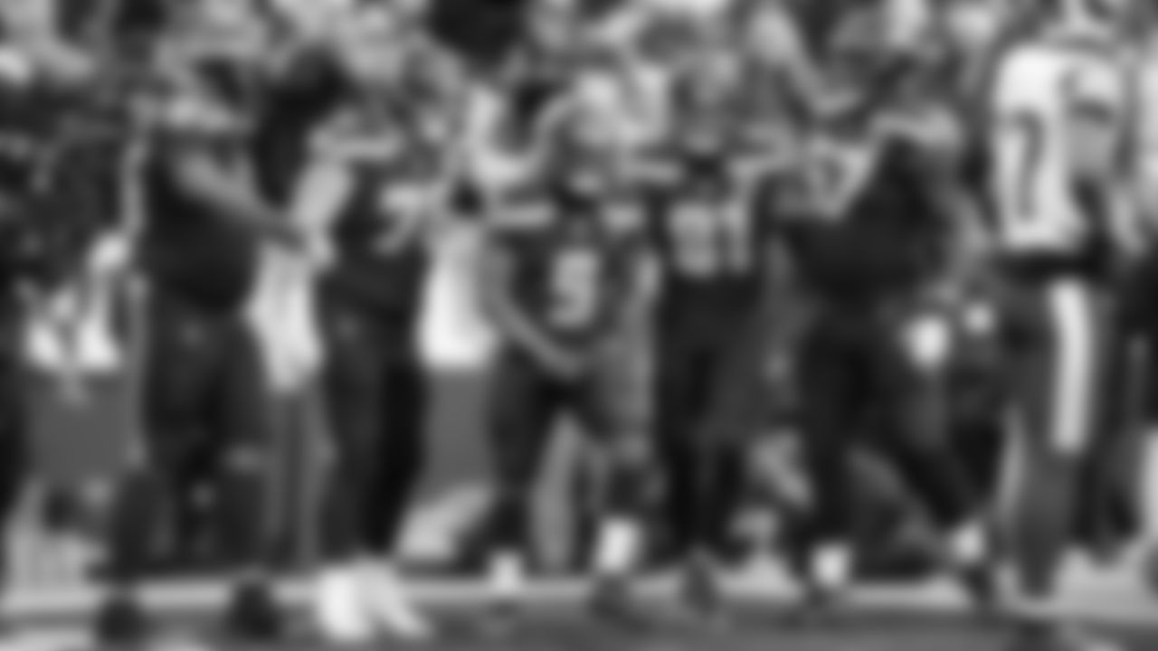 Seattle's Kenneth Walker III celebrates his touchdown with teammates Anthony Bradford, Grey Zabel, Eric Saubert and Charles Cross.