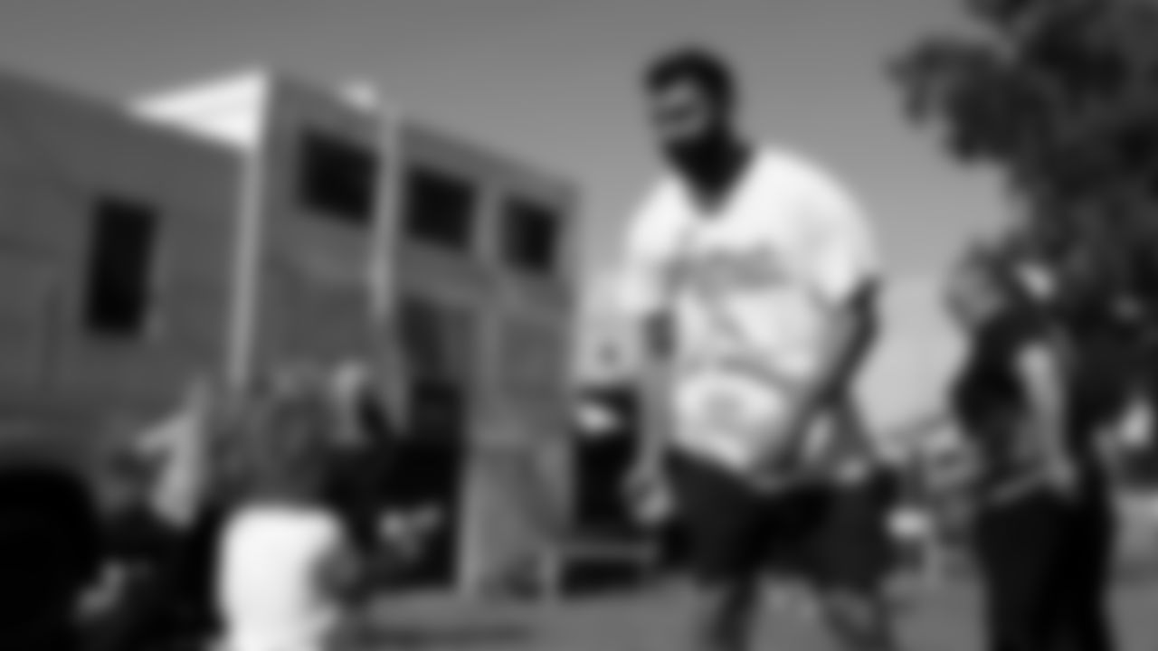 During a visit to Australia, Seahawks Legend Cliff Avril and Blitz stopped by the Kurranulla Aboriginal Corporation Community Center to play flag football and rugby alongside the Cronulla Sharks.