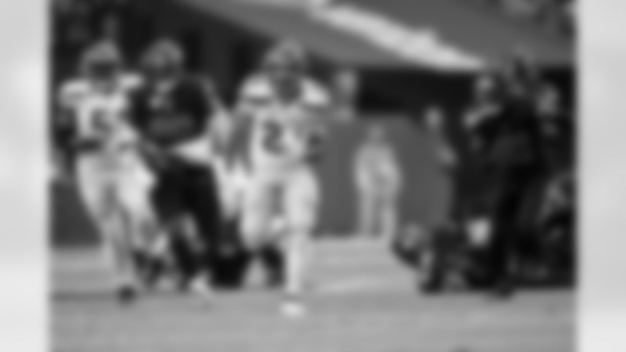 Seahawks running back Zach Charbonnet (26) at the Week 14 matchup against the Arizona Cardinals at State Farm Stadium on Sunday, December 8, 2024.
