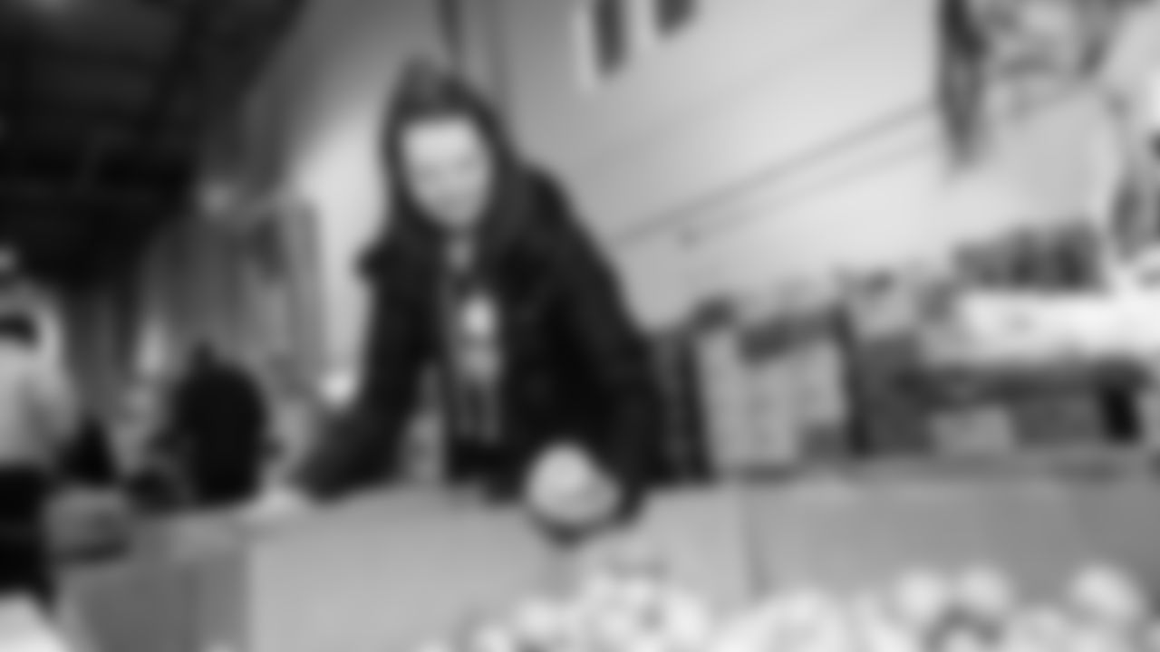 Seahawks Legend Bryan Walters, Dancers, Blitz and volunteers helped sort 4,800 pounds of action green apples at the Food Lifeline distribution center on January 22, 2026.