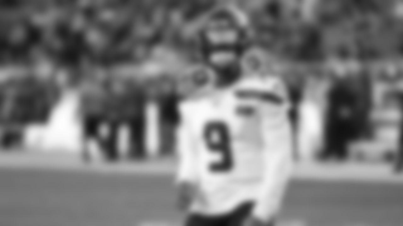 Seahawks running back Kenneth Walker III (9) warms up at Levi's Stadium for the Week 18 matchup vs. the 49ers.