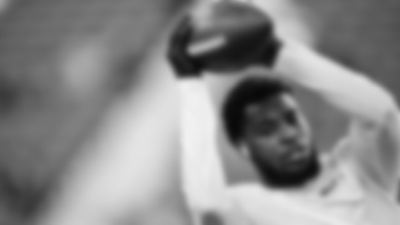 Seahawks cornerback Devon Witherspoon (21) warms up at Levi's Stadium for the Week 18 matchup vs. the 49ers.