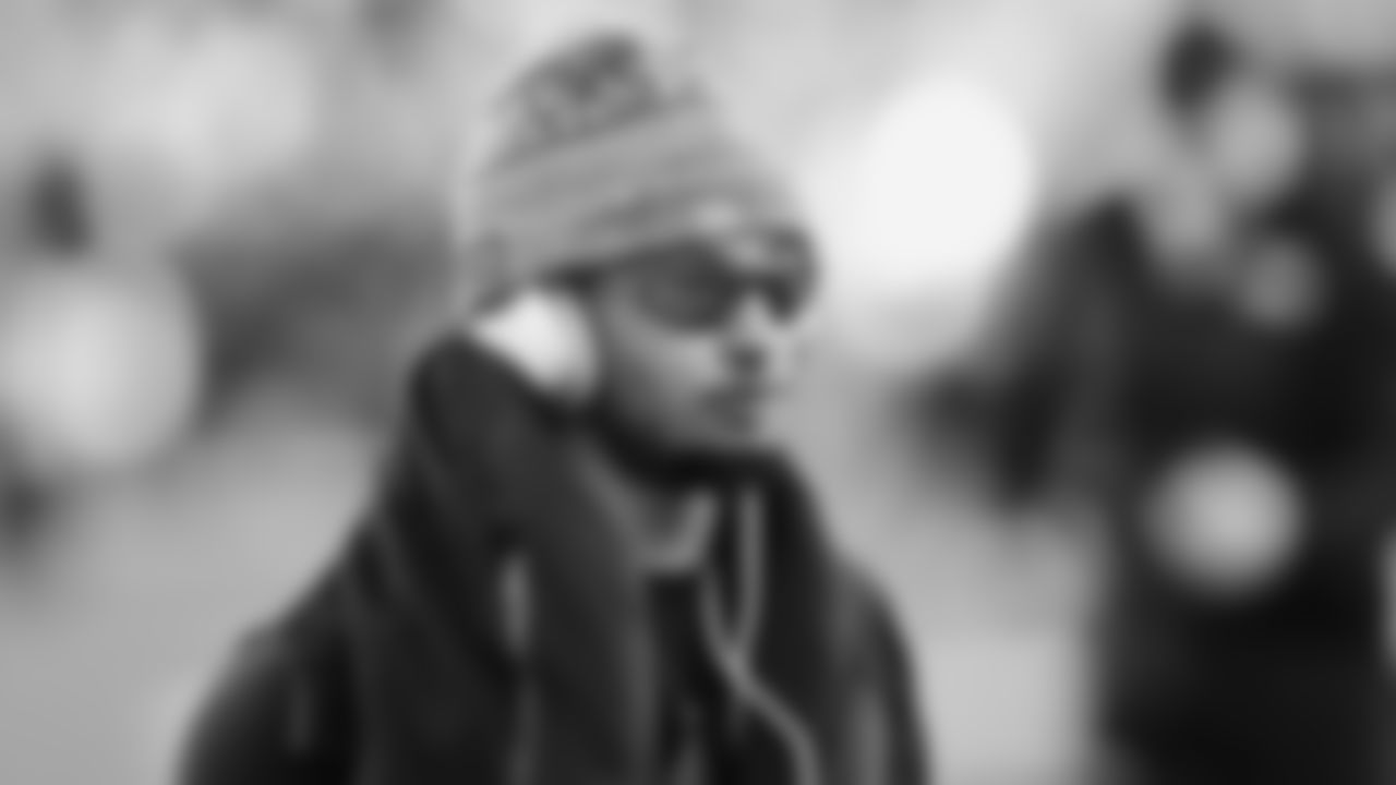 Seahawks wide receiver Jaxon Smith-Njigba (11) warms up at Levi's Stadium for the Week 18 matchup vs. the 49ers.