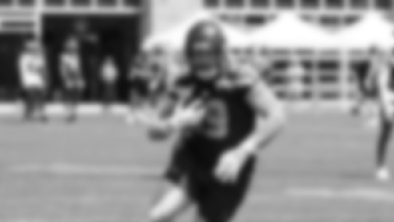 Signed tight end Nick Kallerup (89) on May 2, 2025.