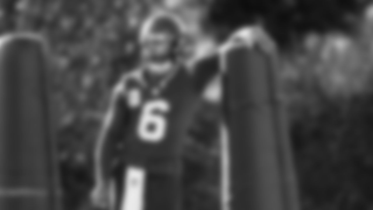 Seahawks quarterback Jalen Milroe (6) practiced on Wednesday, November 19 at the Virginia Mason Athletic Center.