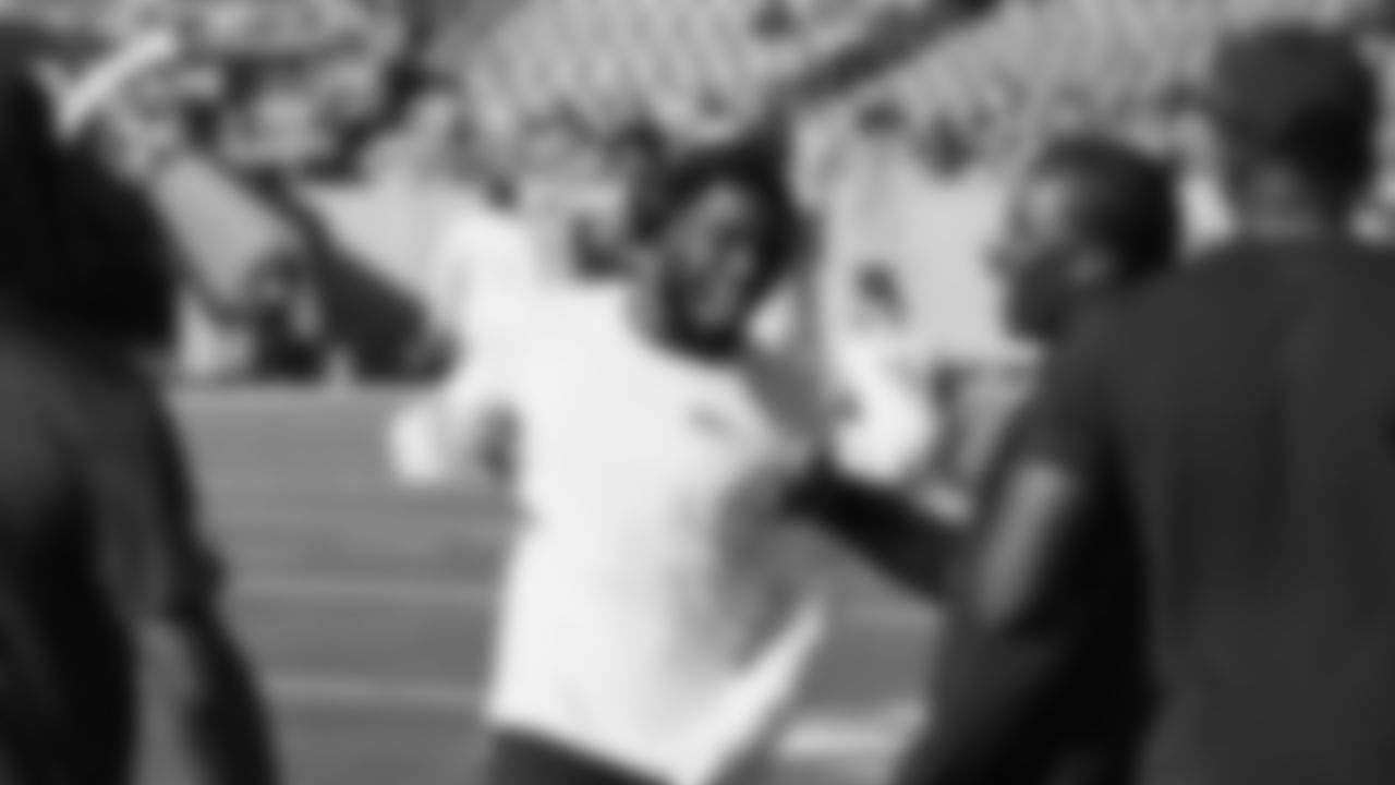 Seahawks cornerback Devon Witherspoon (21) hit the field at Nissan Stadium for the Week 12 matchup vs. the Titans in Nashville, Tennessee.