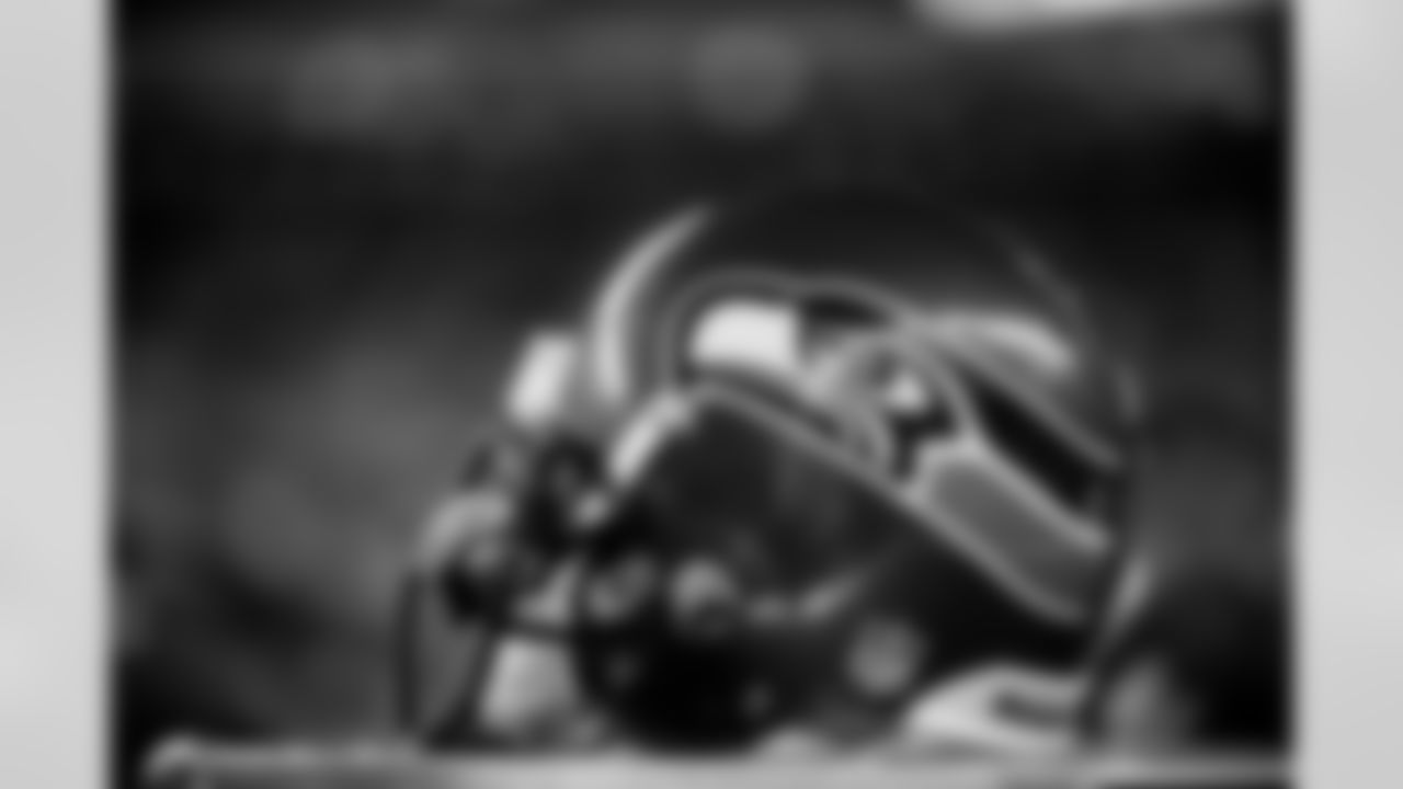 The Seahawks drafted Syracuse fullback Chris Davis with the 165th overall pick in the 5th round of the 2003 NFL Draft.