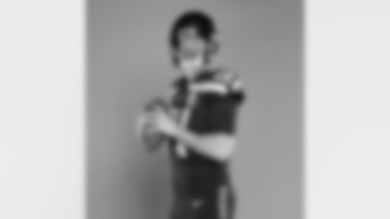 Seahawks quarterback Sam Darnold (14).