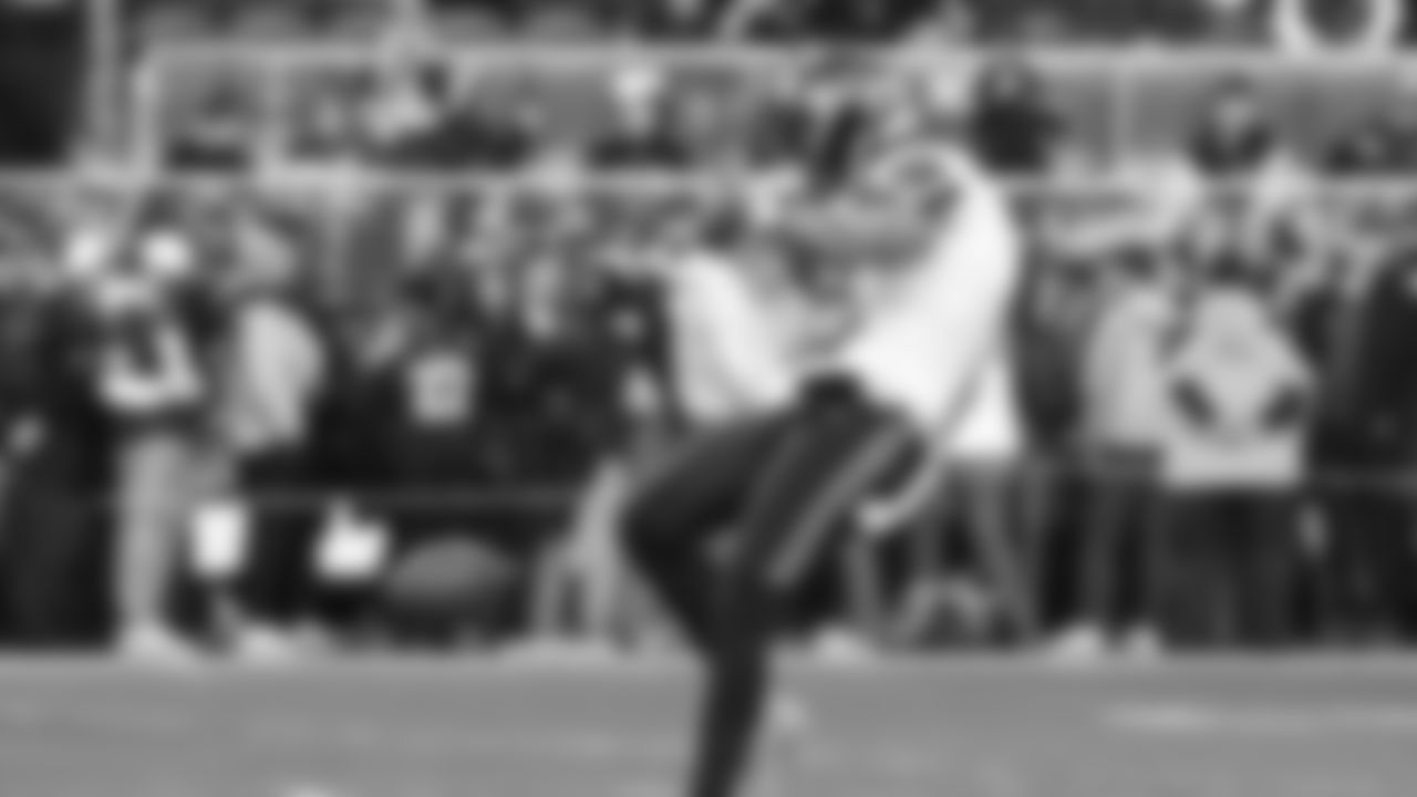 Seahawks punter Michael Dickson (4) warms up at Levi's Stadium for the Week 18 matchup vs. the 49ers.