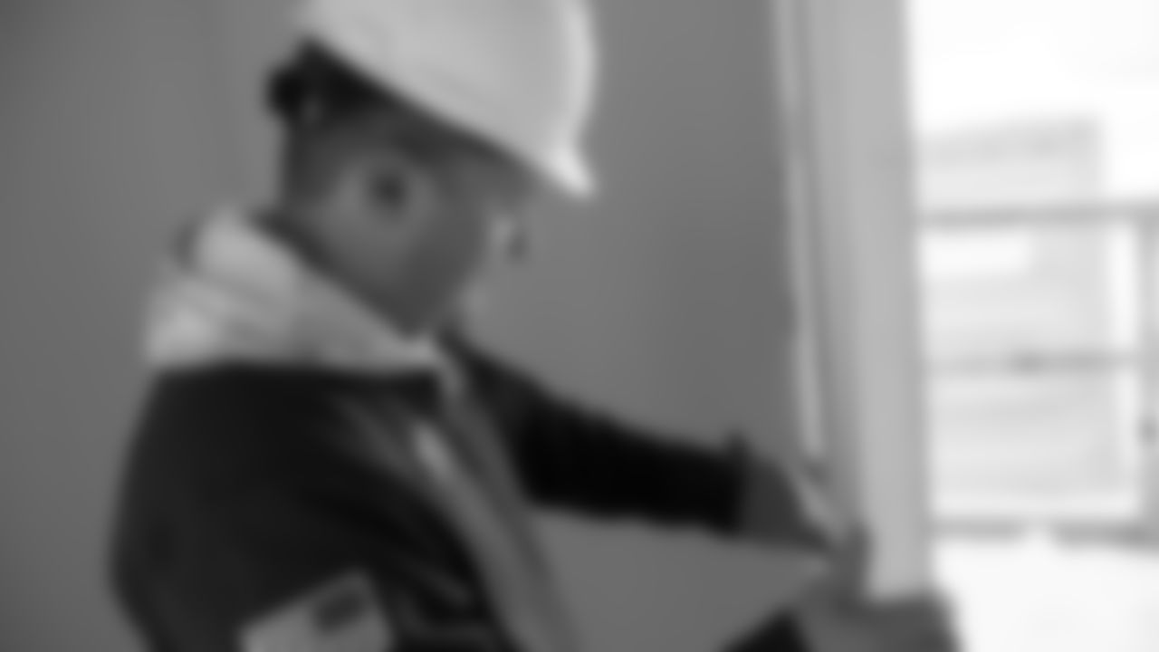 In recognition of Salute to Service Month, the Seahawks and Starbucks joined forces to learn, share, and build together to help provide affordable, stable housing to Veterans in our community.