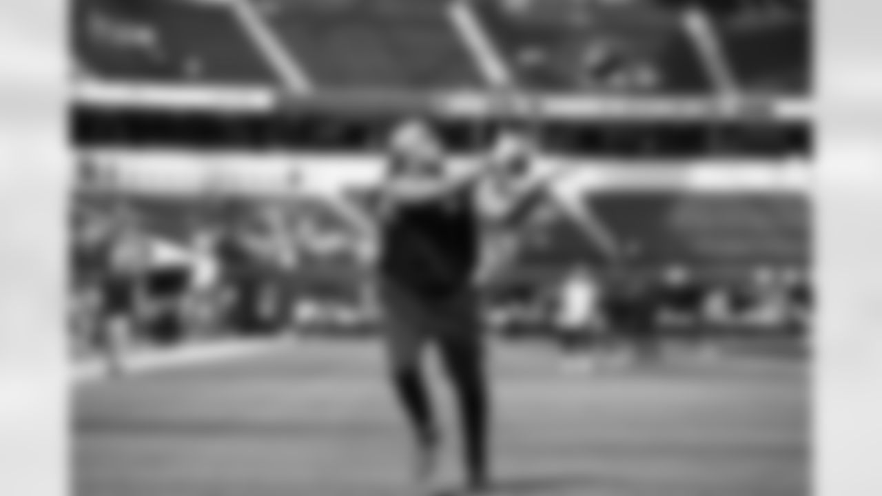 Seahawks tight end Noah Fant (87) warms up prior to the Week 11 matchup vs. the Rams at SoFi Stadium on Sunday, November 19, 2023.