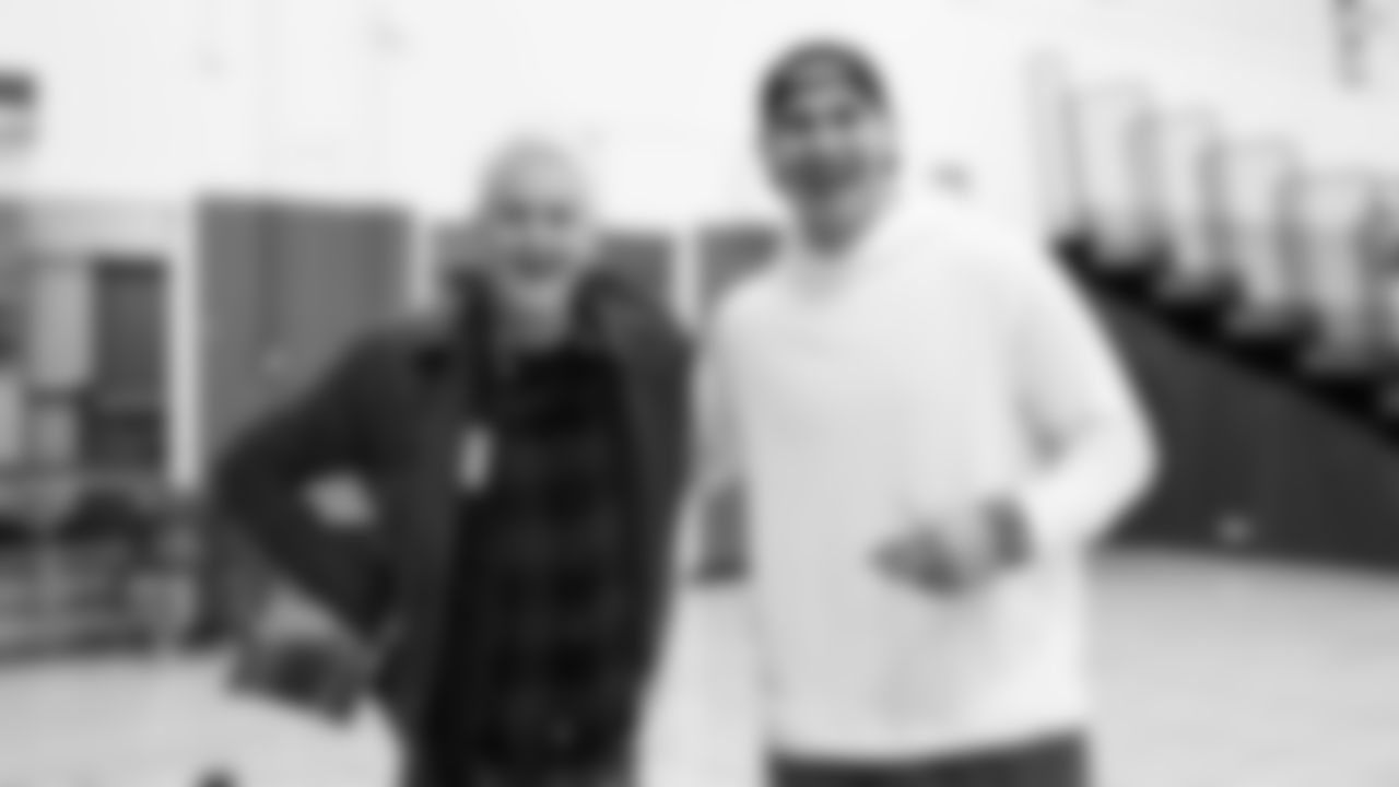 Students at Washington Middle School were surprised with a pep rally on Friday, bringing together the unique tie between sport and music. Blue Thunder, Seahawks Dancers and Legend Lofa Tatupu played a Super Bowl edition of Seahawks trivia, as well as a performance by Blue Thunder and special appearance by Seattle music legend and lead guitarist for Pearl Jam, Mike McCready.