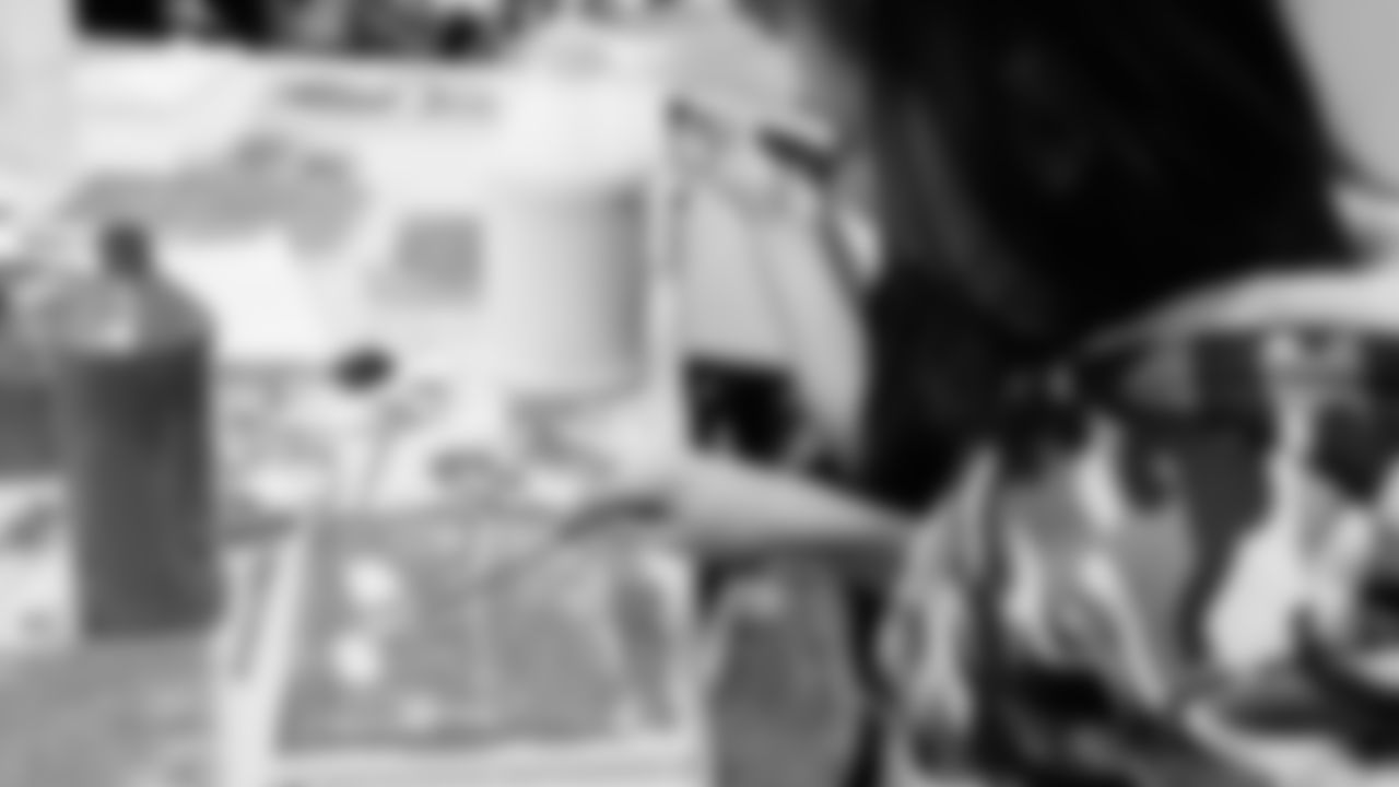 Seahawks Legend Garry Gilliam and Seahawks Dancers surprised teens at the Lake Hills Boys & Girls Club for a fun afternoon of Seahawks activities and crafting. One lucky winner also went home with two tickets to the Divisional Playoff game!