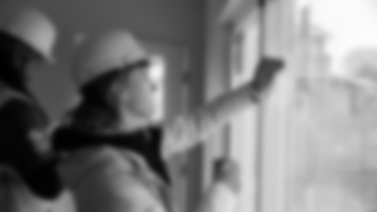 In recognition of Salute to Service Month, the Seahawks and Starbucks joined forces to learn, share, and build together to help provide affordable, stable housing to Veterans in our community.