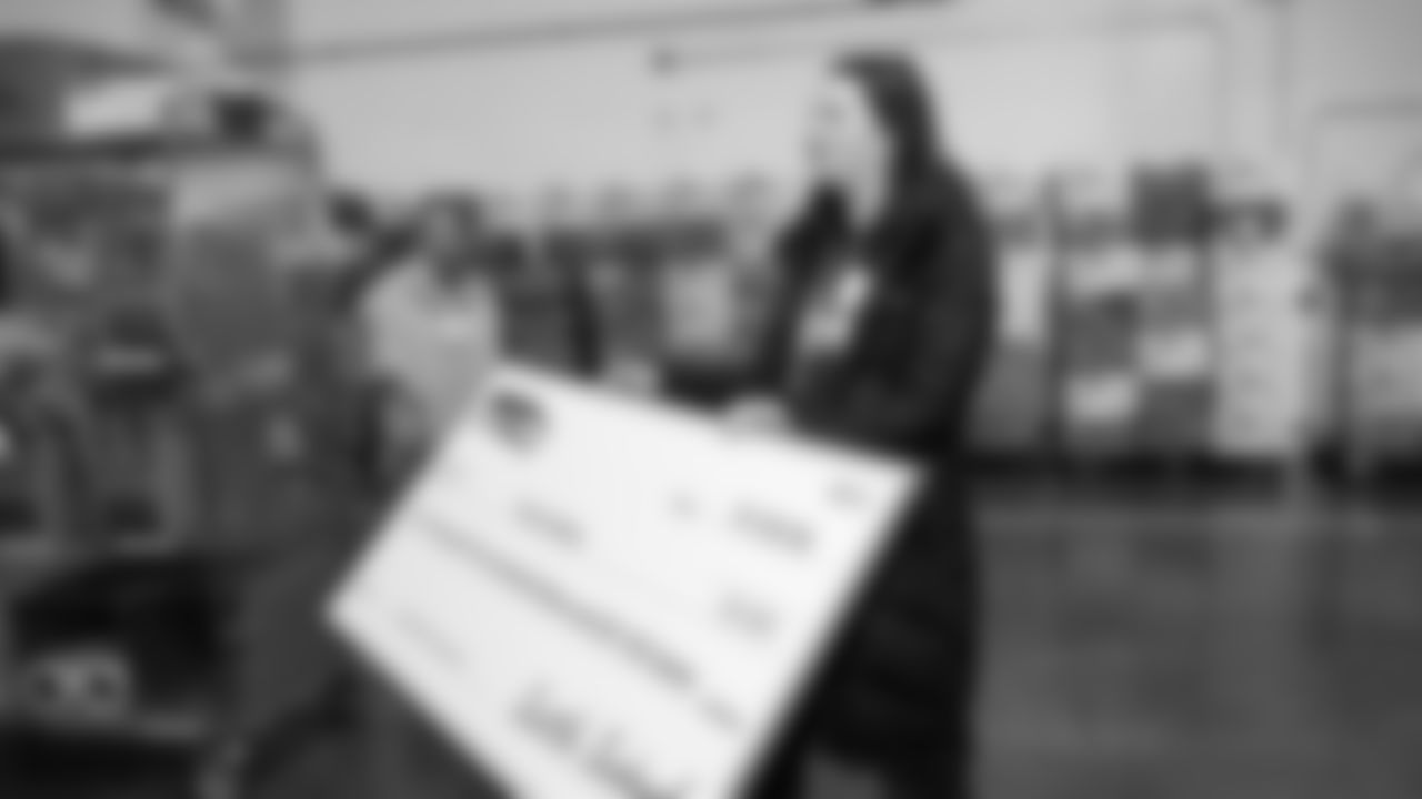 Seahawks Legend Bryan Walters, Dancers, Blitz and volunteers helped sort 4,800 pounds of action green apples at the Food Lifeline distribution center on January 22, 2026.