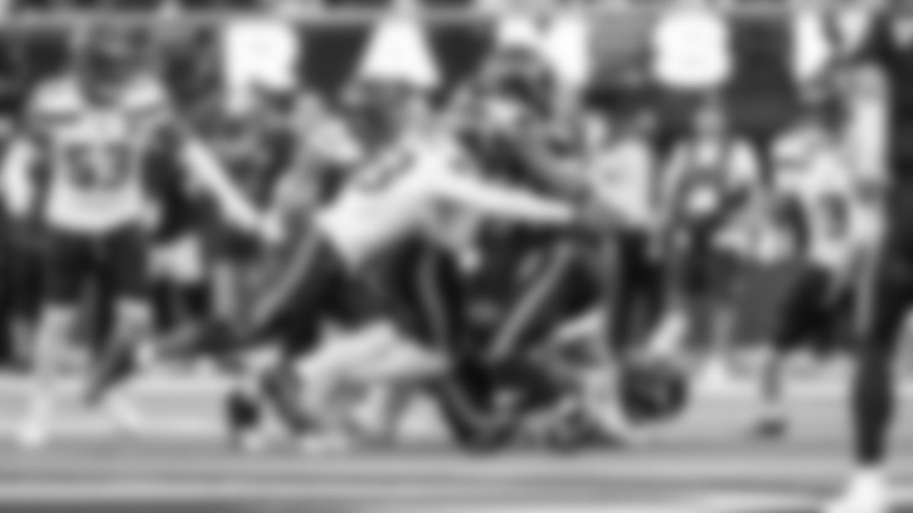 Seattle's defense including Ernest Jones IV, Leonard Williams, Derick Hall and Byron Murphy II swarms to the ballcarrier.