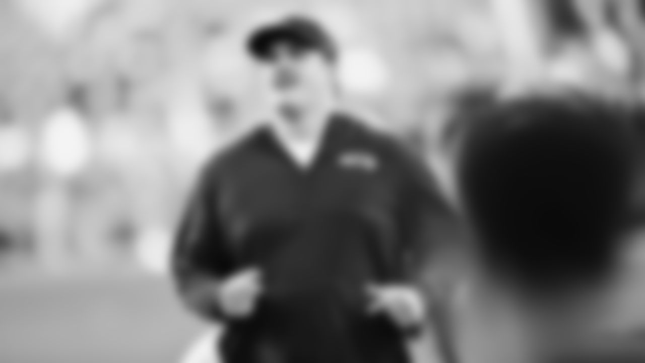 Seahawks guard Grey Zabel (76) warms up at Levi's Stadium for the Week 18 matchup vs. the 49ers.