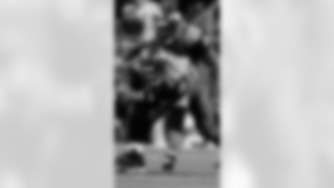 Seattle Seahawks offensive tackle Steve Hutchinson (76) in action during their NFC championship football game in Seattle, Sunday, Jan. 22, 2006. (AP Photo/John Froschauer)