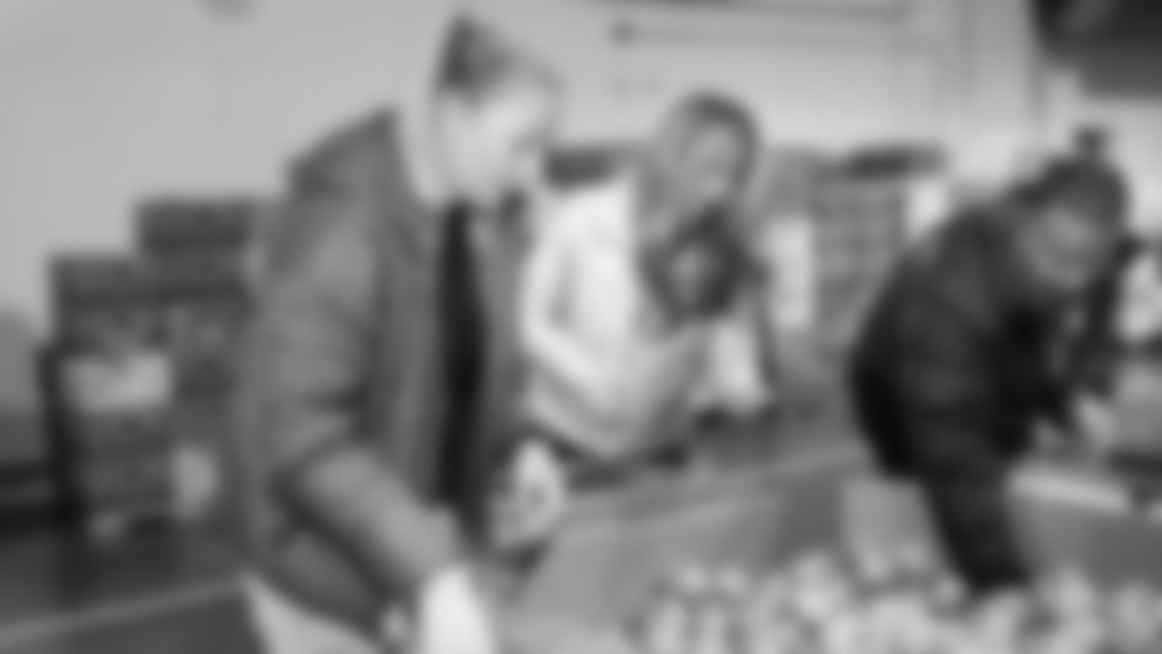 Seahawks Legend Bryan Walters, Dancers, Blitz and volunteers helped sort 4,800 pounds of action green apples at the Food Lifeline distribution center on January 22, 2026.