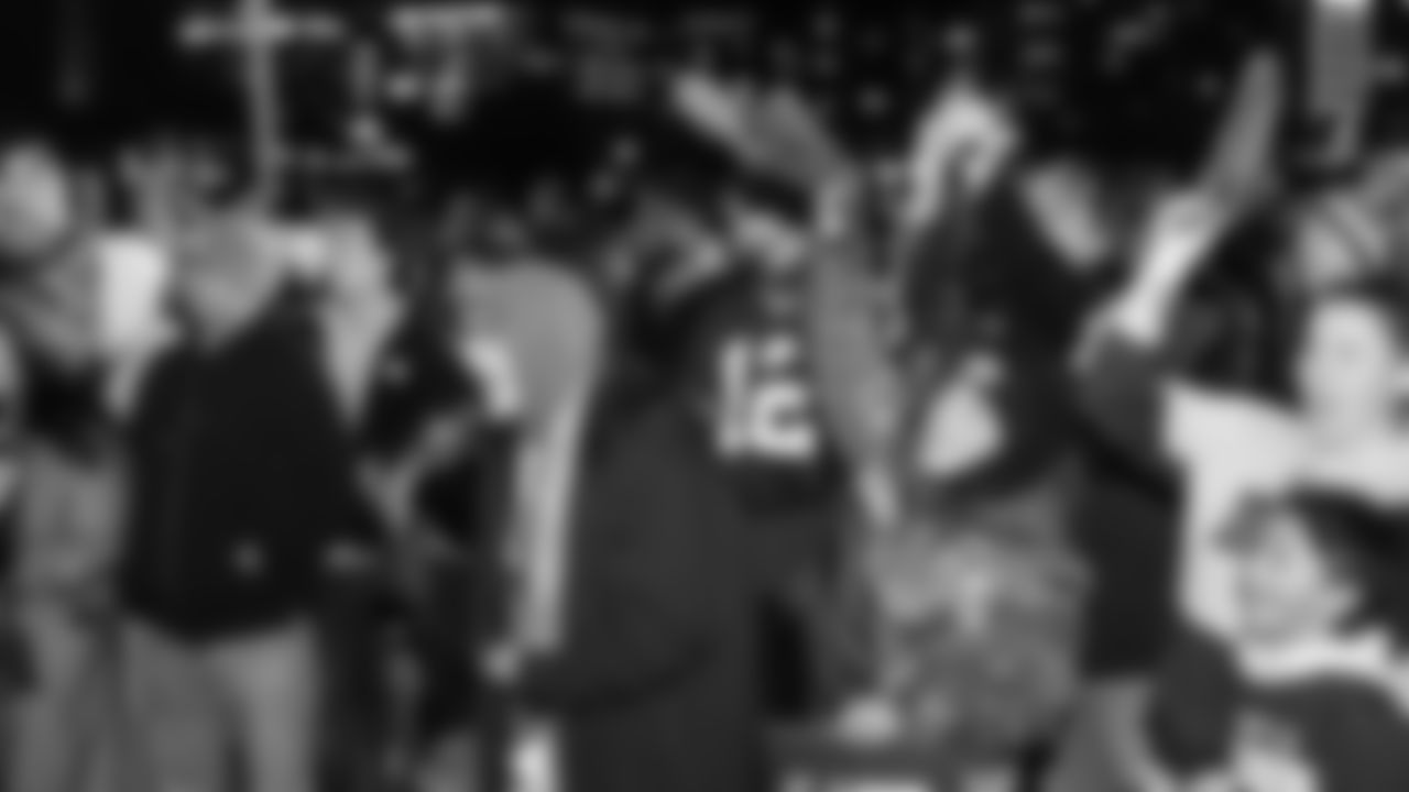 12s turned out for the Blue Friday Fan Rally, Friday, January 23 ahead of the NFC Championship game. The Seahawks ChampionSHIP cruised across Lake Washington and Lake Union, ending at Lake Union Park for the Fan Rally, featuring Seahawks Dancers, Legends, Blue Thunder and more.