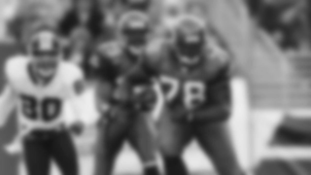 The Seahawks drafted Georgia defensive end Antonio Cochran with the 115th overall pick in the 4th round of the 1999 NFL Draft.