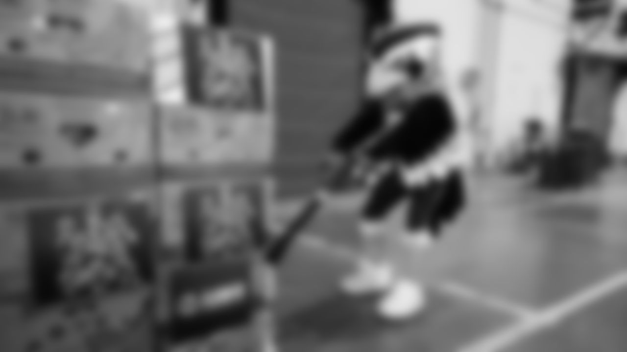 Seahawks Legend Bryan Walters, Dancers, Blitz and volunteers helped sort 4,800 pounds of action green apples at the Food Lifeline distribution center on January 22, 2026.