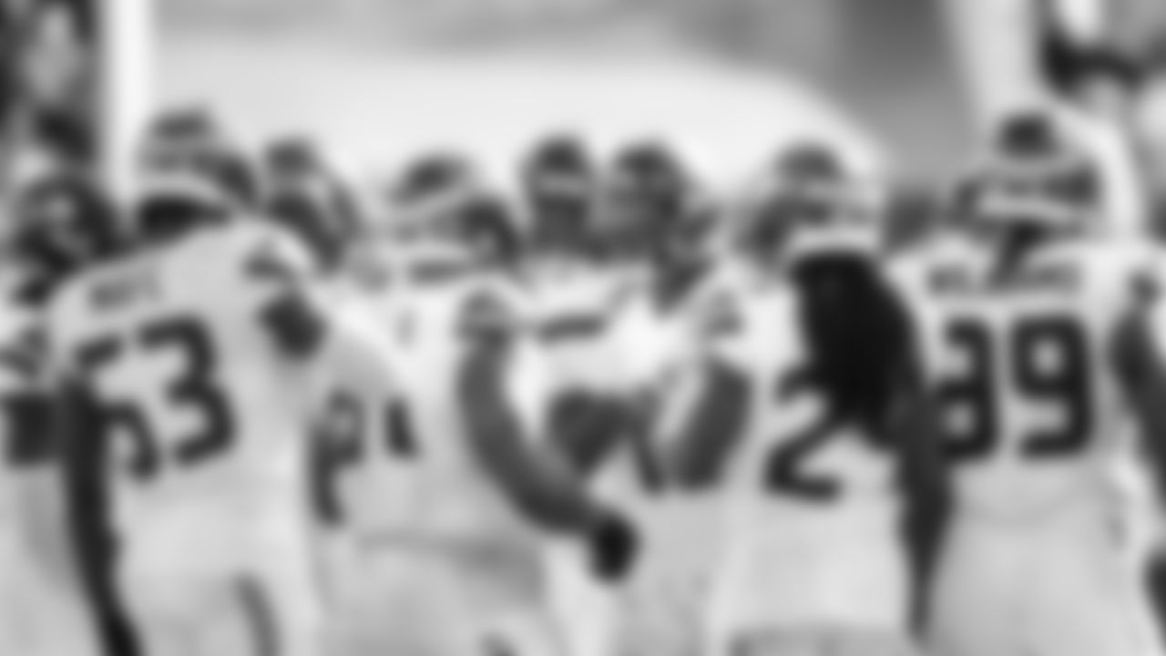 Seahawks defensive leader Ernest Jones IV gathers his teammates before taking the field in the fourth quarter.