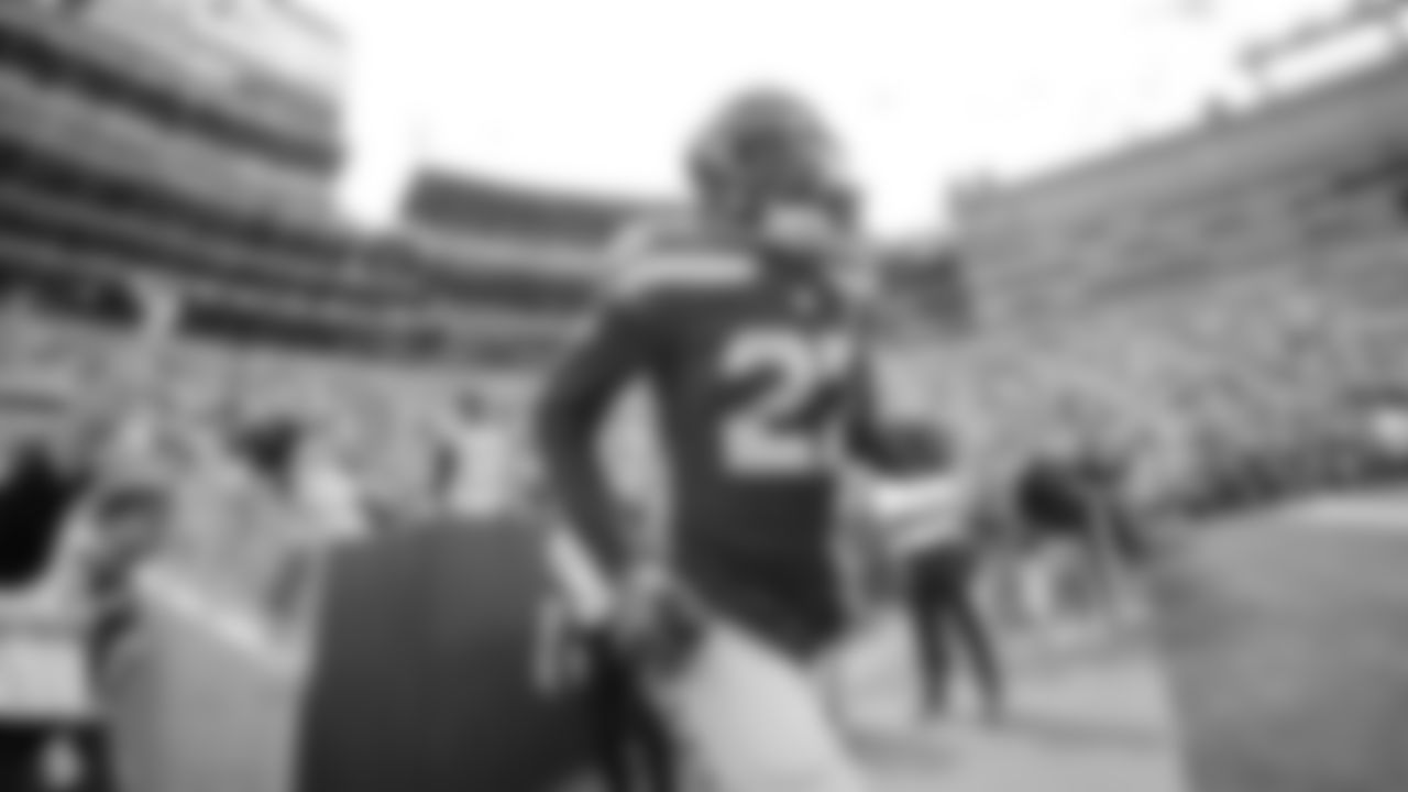 Seahawks cornerback Riq Woolen (27) warms up at Lambeau Field for the preseason Week 3 matchup vs. the Green Bay Packers.