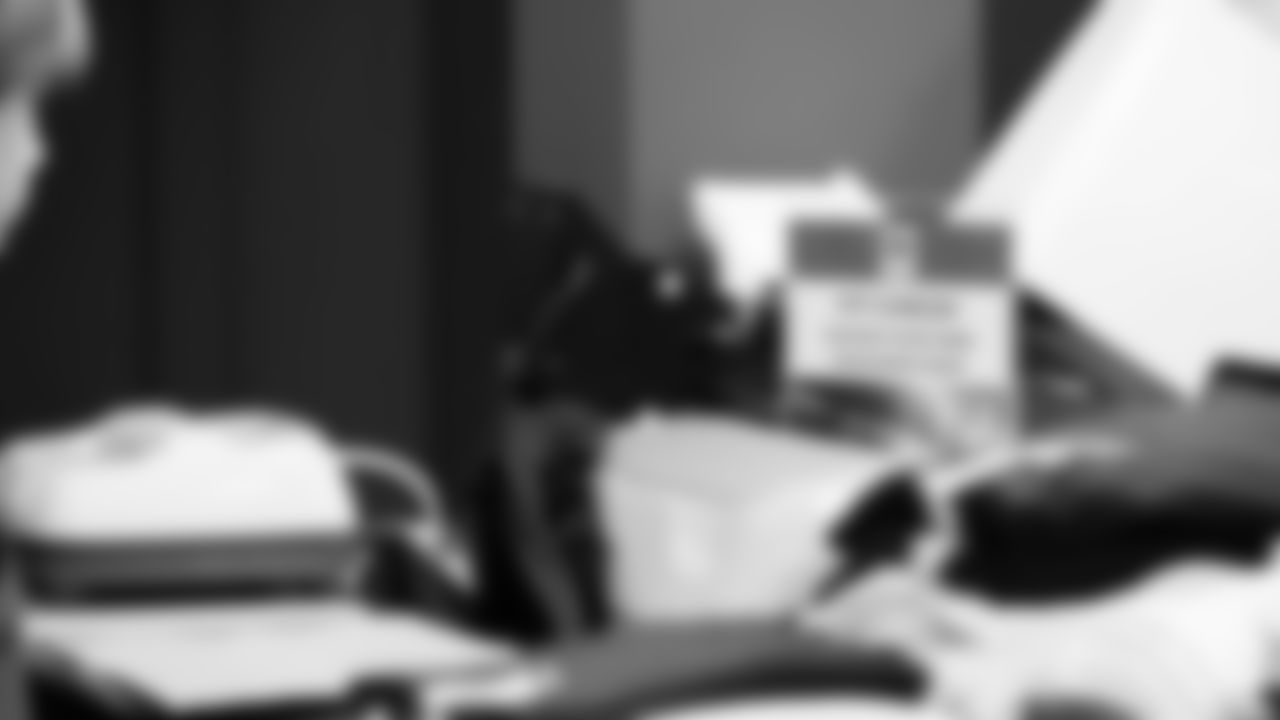 Seahawks Legend Garry Gilliam and Seahawks Dancers surprised teens at the Lake Hills Boys & Girls Club for a fun afternoon of Seahawks activities and crafting. One lucky winner also went home with two tickets to the Divisional Playoff game!