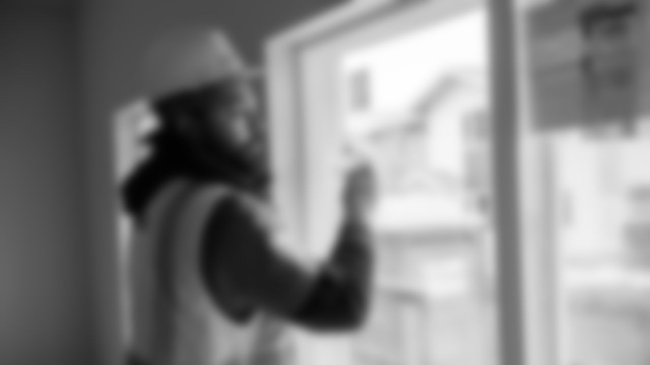 In recognition of Salute to Service Month, the Seahawks and Starbucks joined forces to learn, share, and build together to help provide affordable, stable housing to Veterans in our community.