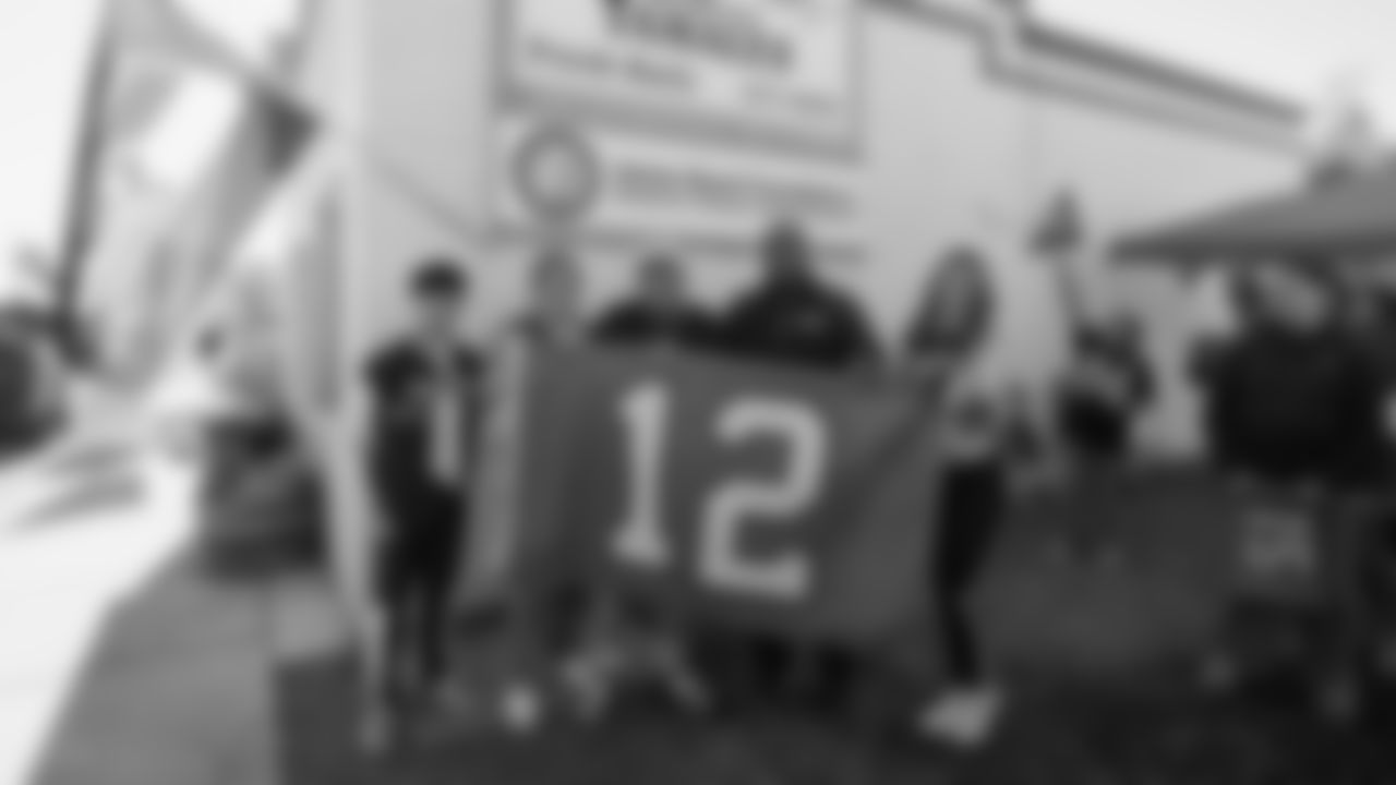 The Seahawks visited local restaurants 'My Little Restaurant' and 'Los Hernandez' on October 15, 2025 in honor or Latino Heritage Month.