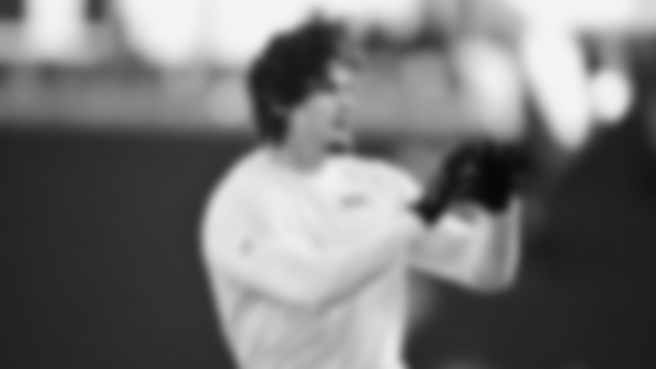 Seahawks tight end AJ Barner (88) warms up at Levi's Stadium for the Week 18 matchup vs. the 49ers.