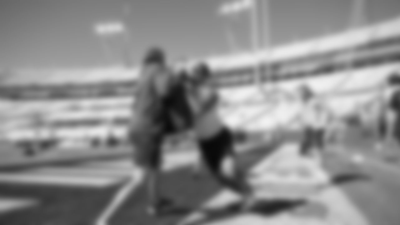 Seahawks tight end Elijah Arroyo (18) warms up at EverBank Stadium on October 12, 2025.