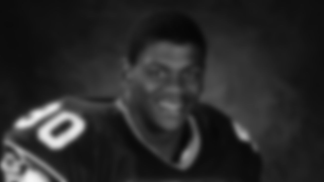 The Seahawks drafted Missouri tight end Tony Davis with the 109th overall pick in the 4th round of the 1985 NFL Draft.