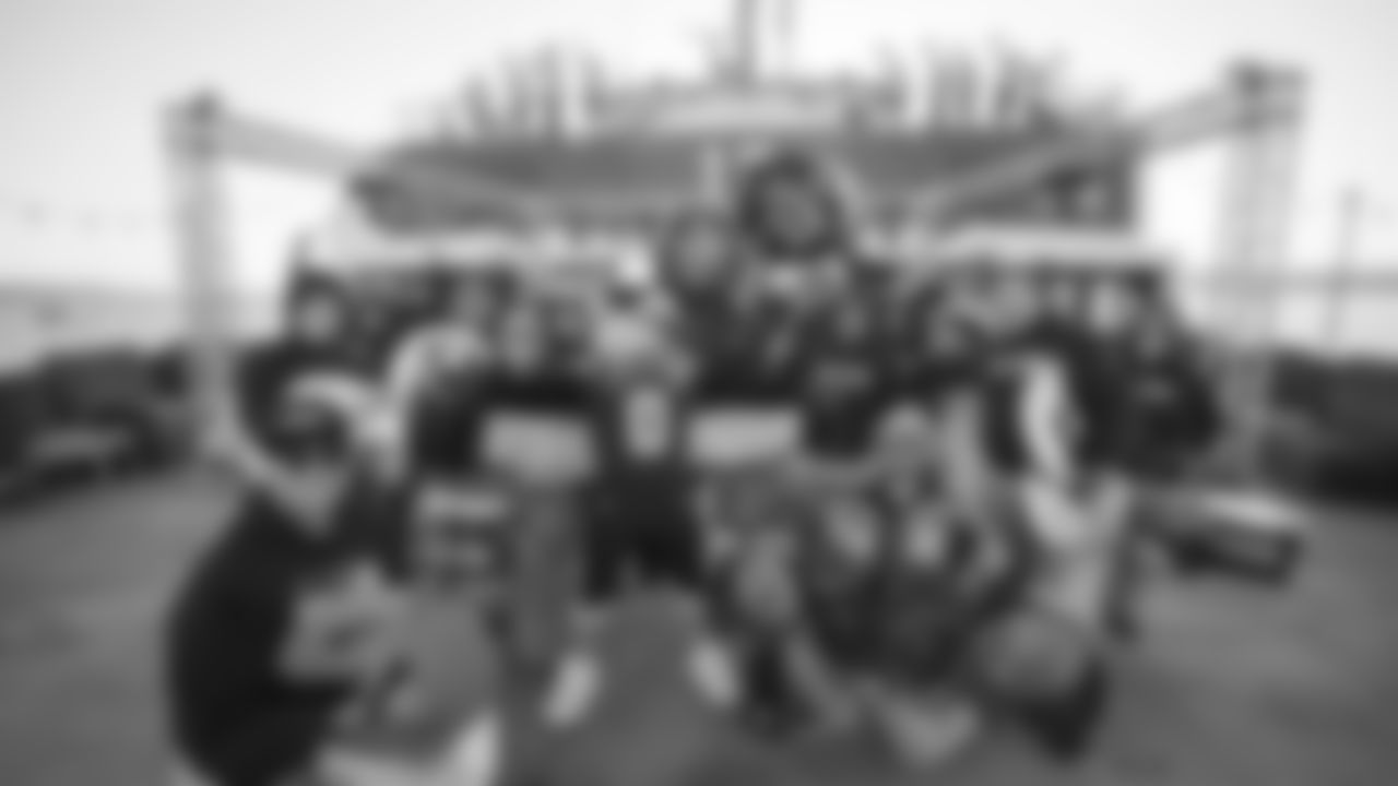 12s turned out for the Blue Friday Fan Rally, Friday, January 23 ahead of the NFC Championship game. The Seahawks ChampionSHIP cruised across Lake Washington and Lake Union, ending at Lake Union Park for the Fan Rally, featuring Seahawks Dancers, Legends, Blue Thunder and more.