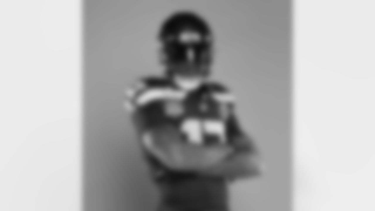 Seahawks linebacker Ernest Jones IV (13).