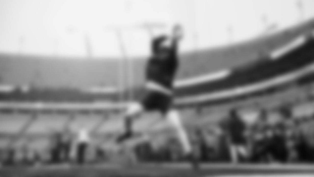 Seahawks tight end Eric Saubert (81) warms up at Bank of America Stadium for the Week 17 matchup vs. Panthers on December 28, 2025.