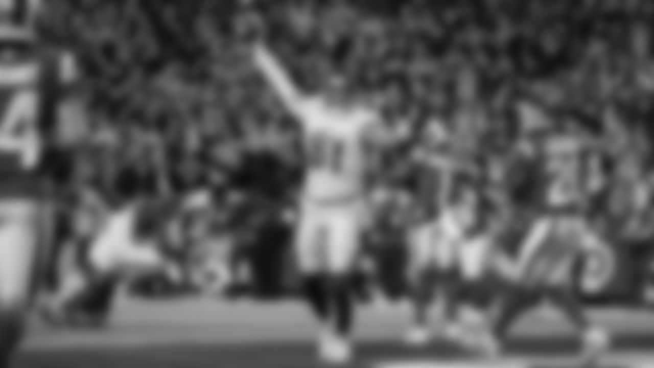 Tight end Eric Saubert celebrates after catching the game-winning two-point conversion that gave the Seahawks a 38-37 win over the Rams.