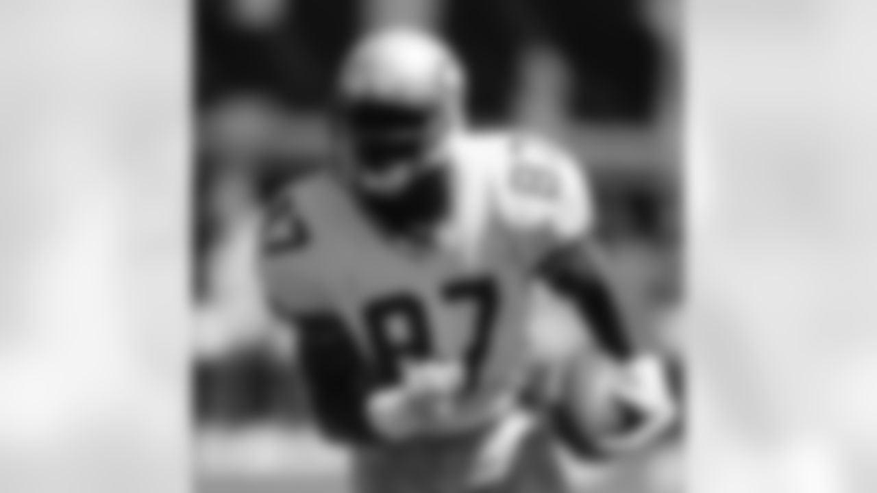 The Seahawks drafted East Carolina tight end Carlester Crumpler with the 202nd overall pick in the 7th round of the 1994 NFL Draft.