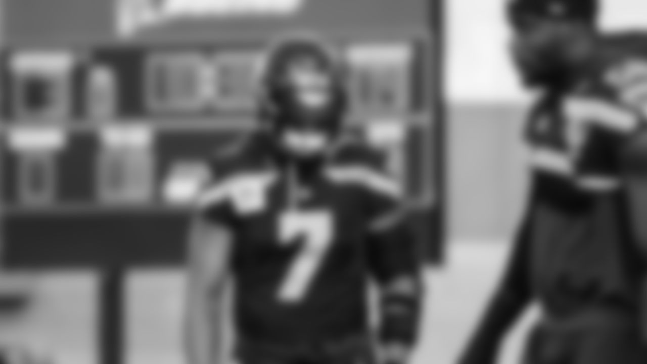 Seahawks linebacker Uchenna Nwosu (7) practiced on Thursday, November 20 at the Virginia Mason Athletic Center.