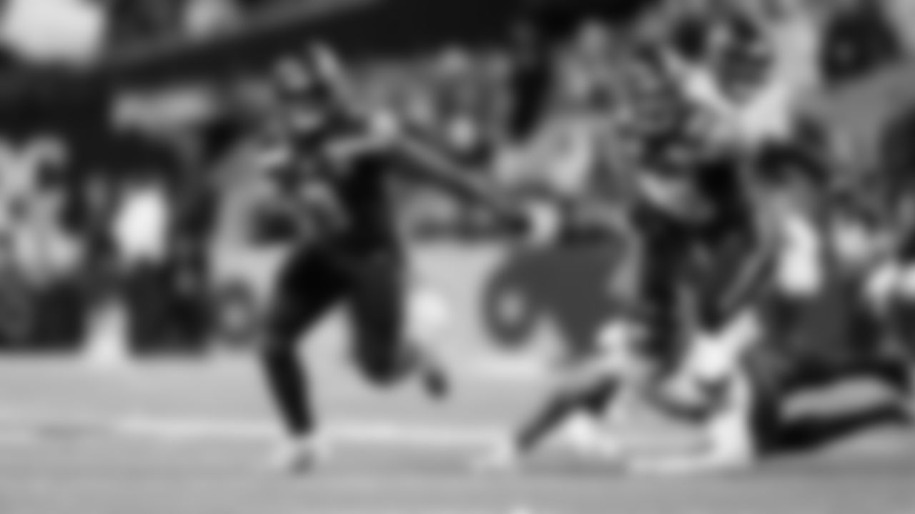 Seahawks running back Kenneth Walker III breaks free around the right end.