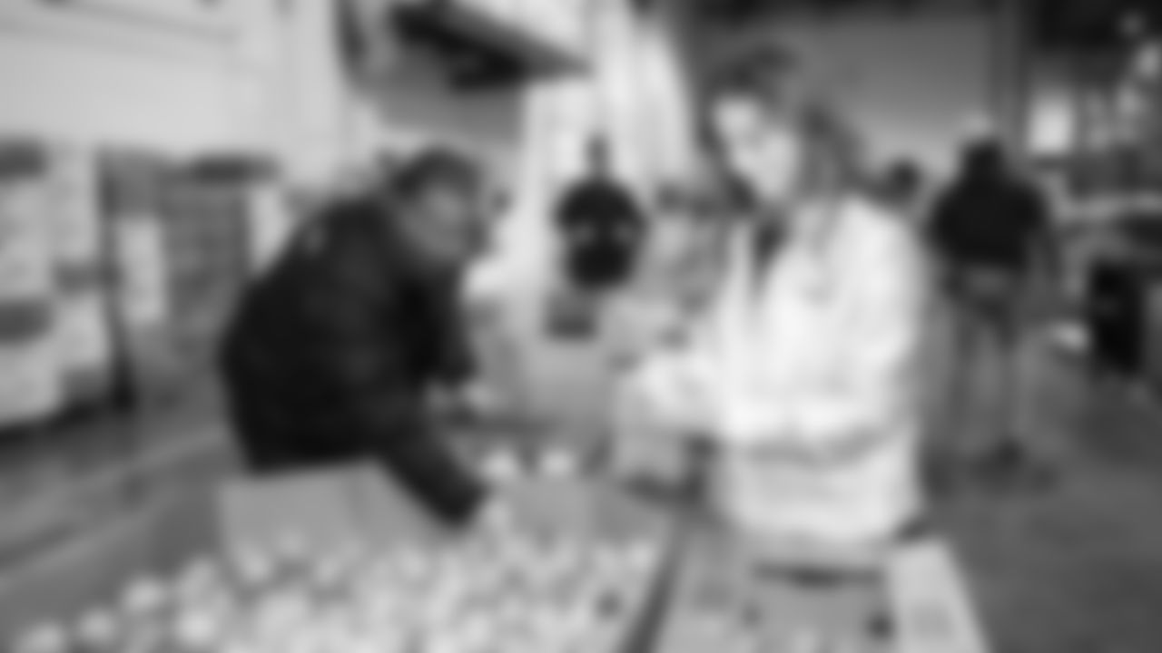 Seahawks Legend Bryan Walters, Dancers, Blitz and volunteers helped sort 4,800 pounds of action green apples at the Food Lifeline distribution center on January 22, 2026.