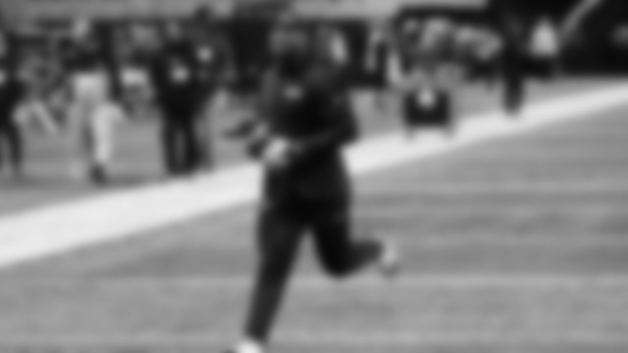 Seahawks running back Kenneth Walker III (9) warms up at Mercedes-Benz Stadium for the Week 14 matchup vs. the Atlanta Falcons.