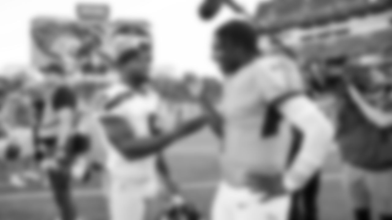 Seahawks celebrate the 30-24 win over the Tennessee Titans at Nissan Stadium on November 23, 2025.